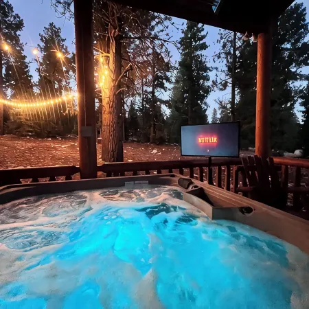 Three level cabin with Hot Tub
