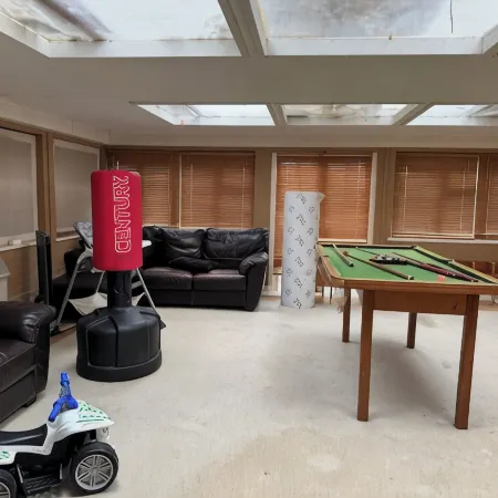 Spacious 4BR house close to Gatwick Airport.