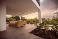 Grand Cypress Luxury Home Amazing location/ outdoor Pool, free Wifi ,Terraza - Homestays