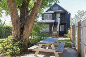 MANHATTAN MODERN: Large 3 bed, Fenced yard-Parking
