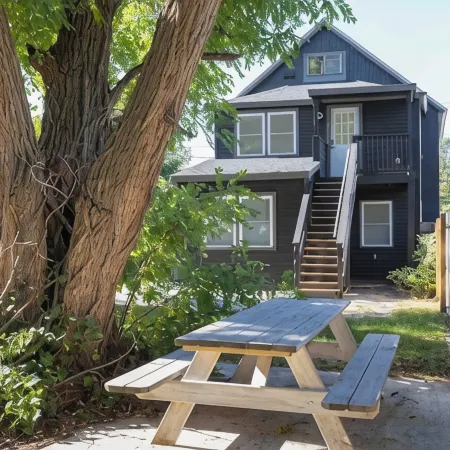 MANHATTAN MODERN: Large 3 bed, Fenced yard-Parking