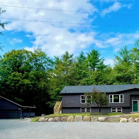 Forest Lake Haven close to Lake George and Gore Mountain, 5 BR spacious and NEW