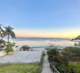 Charming rooftop bungalow 1 block from the beach!