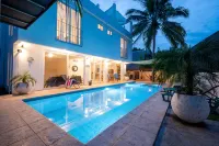 Family-sized entire house with private pool. 10 minutes to a black sand beach! - Homestays