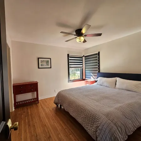 Harbour View Getaway- unique, fully renovated 1 block from the lake!