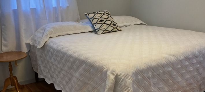 Relaxing farmhouse!  Enjoy farm animals, fishing and a picnic by the pond! Hotels in Jackson County