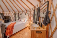 Cockatoo Yurt/Cold A/C! Hot Tub/Grill/Close to Town/River Yurt Village - 샬레 호텔