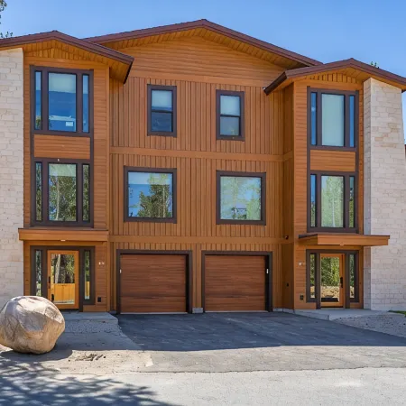 New Luxury Townhome Right on 10th Hole Sierra Star Golf Course