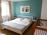 3-Bedroom Apartment with a Balcony and a fireplace—perfect for Couples and Families - Parvekkeita