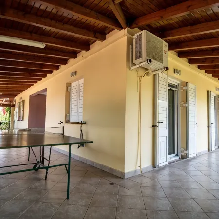 Spacious Villa with heated pool that becomes indoor