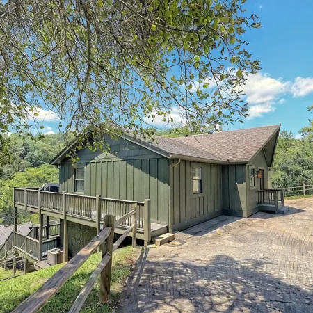 Hilltop Cottage with Hot Tub in Sky Valley, Ga