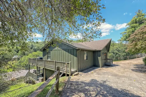 Hilltop Cottage with Hot Tub in Sky Valley, Ga