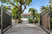 Private Oasis • 1 Mile to Beach • Heated Pool - 4-Star