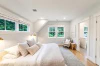 New 4-bedroom House with Swimming Pool–Just a 10-minute Walk to Town - 수영장