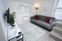 The Den - King BED 5 min Walk to City Centre - Condos