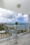 5 minutes to SJU airport, Steps to Isla Verde Beach, 15th Fl. w/Prkg @ESJ Towers