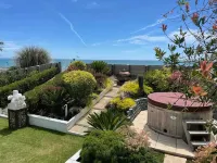 Absolute Beachfront Oasis with Sea Views & Hot Tub - 2つ星