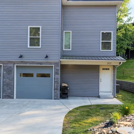 Cozy and quiet new townhome minutes from the mall exit.