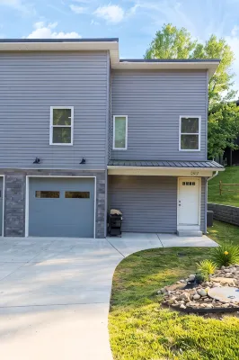 Cozy and quiet new townhome minutes from the mall exit. - Homestays