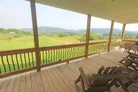 Mountain Views & Tranquil Surroundings.  Hot Tub! - Mountain view