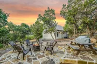 Charming Hill Country Cabin on 6 private acres - 샬레 호텔