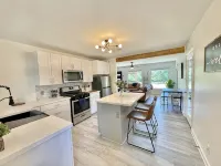 Romantic Farmhouse w hot tub, DT SM 5 min - 3-Star
