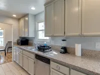 4 bedroom house with a pool Hotels in Reseda