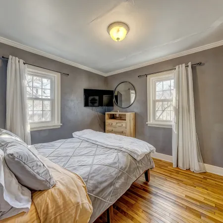Walk to historic downtown, cozy, pets welcome!