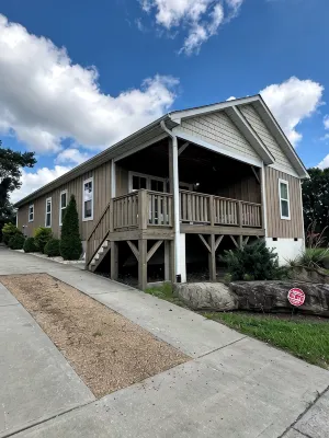 Grace Delani Getaway. Charming 3 bedroom home located in Gastonia, NC. - Homestays