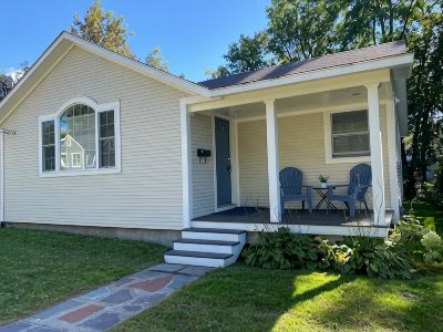 Beautiful 2 BR home, quiet, minutes from downtown