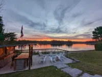 Luxury Beachfront Cottage w Hot tub, Sauna & Bar - 4-Star