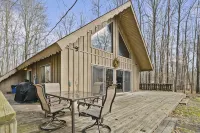 Rustic Chalet Retreat w/ Hot Tub - 3-Sterne