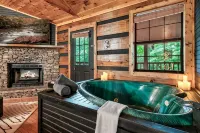 Epic Couples Retreat! Theatre! Waterfall! Jacuzzi! Firepits!