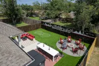 A&M Luxury Game Day House - 1 Mile to Kyle Field, Hot Tub, Fire Pit, Golf