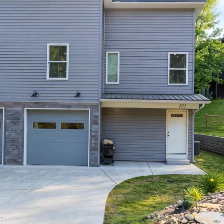 Quiet and cozy new townhome minutes from the mall exit.