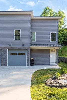 Quiet and cozy new townhome minutes from the mall exit.
