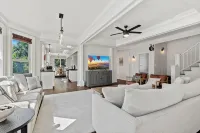 6BR Midtown Escape - Perfect for Groups, Sleeps 12 - Bungalows
