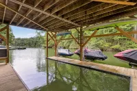 Lakefront 3-bedroom cottage on Watts Bar Lake with boat slip! - 4-Star