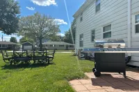 Lisa’s Lambeau Leap! 1 Block to Lambeau! Large Driveway, Patio & Party Garage - 4つ星