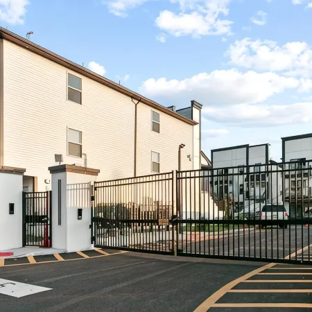 Contemporary 3bds near NYC / EWR with free parking