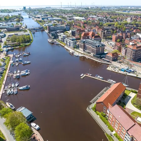 Fewo am Schwanenteich mit Dachterrasse Отели в г. Эмден