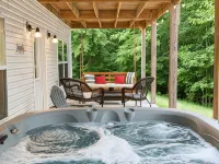 4 Bedroom Lakehouse w/ Hot Tub, Firepit, & Game Room Hotels in Trigg County