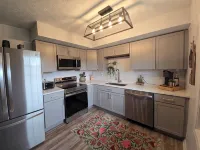 Clifty Falls Family Getaway-Sleeps 8--3 Miles to Historic Downtown & River Front