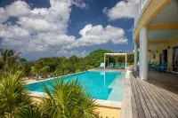 Luxury living, private pool and spectacular views! - 3 tähden