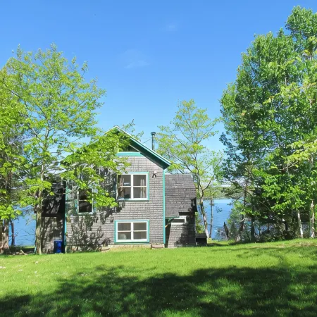 Driftwood Cottage; cozy oceanfront, 2 Kayaks, Wood Stove, Porch, Sunsets.