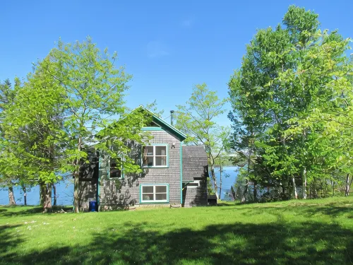 Driftwood Cottage; cozy oceanfront, 2 Kayaks, Wood Stove, Porch, Sunsets. - Chalets
