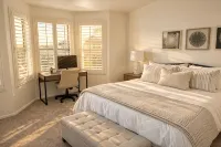 Upscale Home, Award Winning Golf, Trails & Parks, Private Heated & Cooled Pool! - 홈스테이