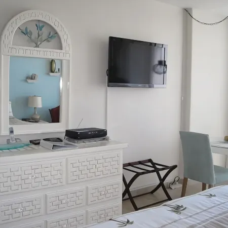 Romantic Beachfront Just 3 Steps on the Sandy Beach!