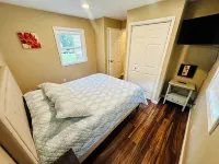 Charming 2-bedroom cottage with Lake Access to School Section Lake - Boutique
