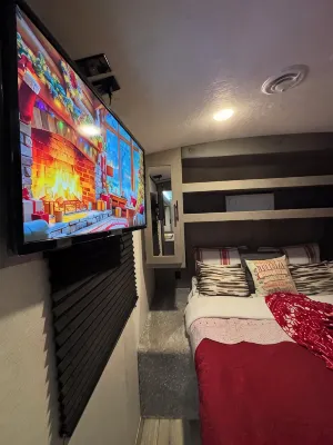 Cozy RV in Serene Dallas with ACwith a private room and 2 bunk beds plus one - บังกะโล